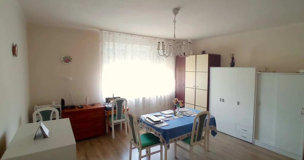 Nyíregyháza, Malomkertben 2 szobás lakás GARÁZZSA, jó állapotban, ELSŐ EMELETEN eladó!