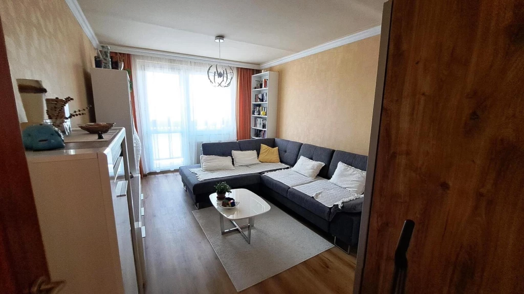 Nyíregyháza, Ferenc krt-on, 2 szobás, jó állapotú lakás, liftes társasház 3. emeletén eladó!