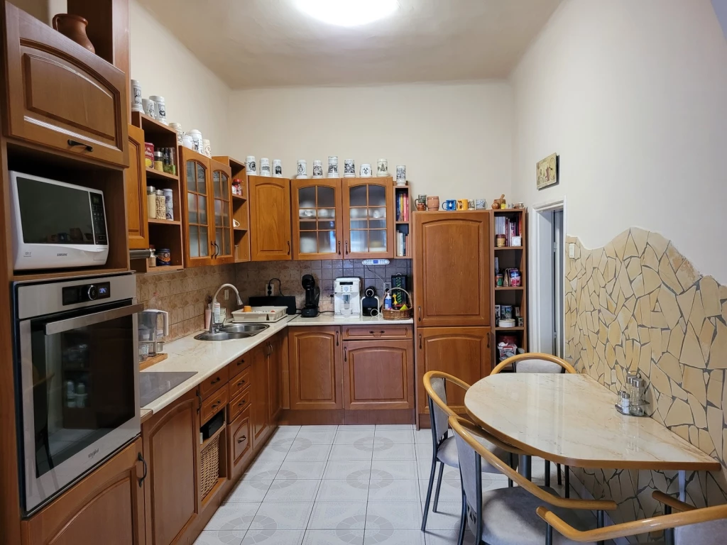 NYÍREGYHÁZÁN FELÚJÍTOTT 4 SZOBA+NAPPALIS CSALÁDI HÁZ, GARÁZZSAL, TERASSZAL ELADÓ.