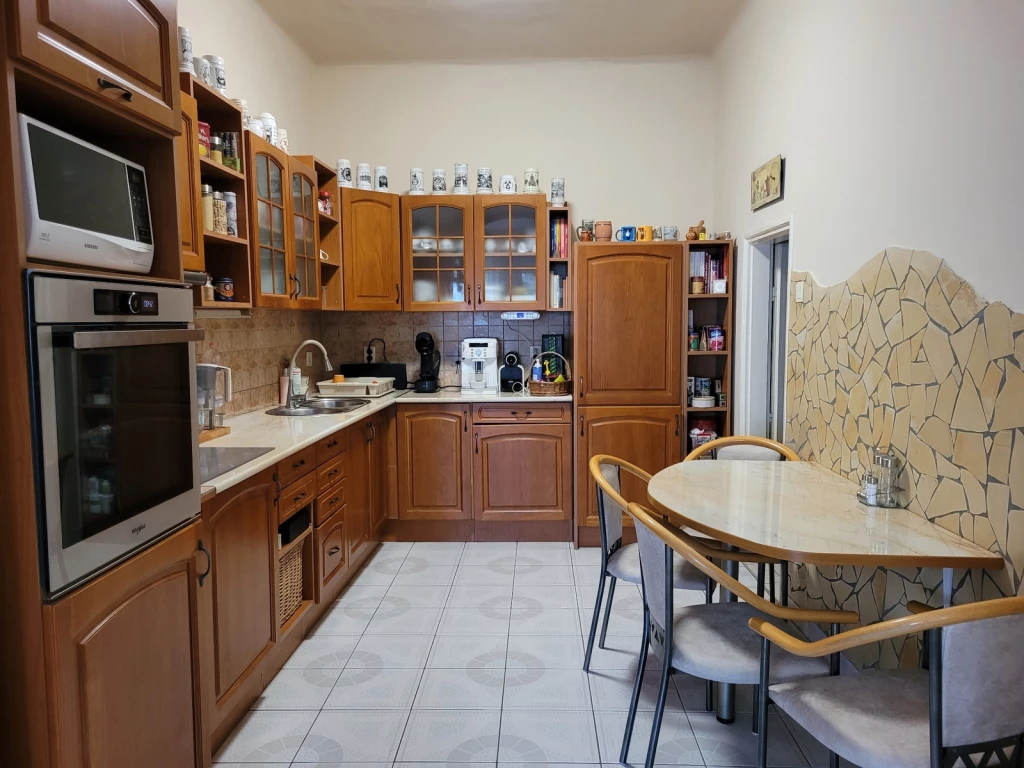 Nyíregyháza, Belvároshoz közel 4 szoba+ nappalis kiváló állapotú családi ház eladó!