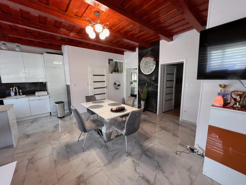 NYÍREGYHÁZÁTÓL PÁR PERCRE 440 NM-ES LOVASKÖZPONT ELADÓ.