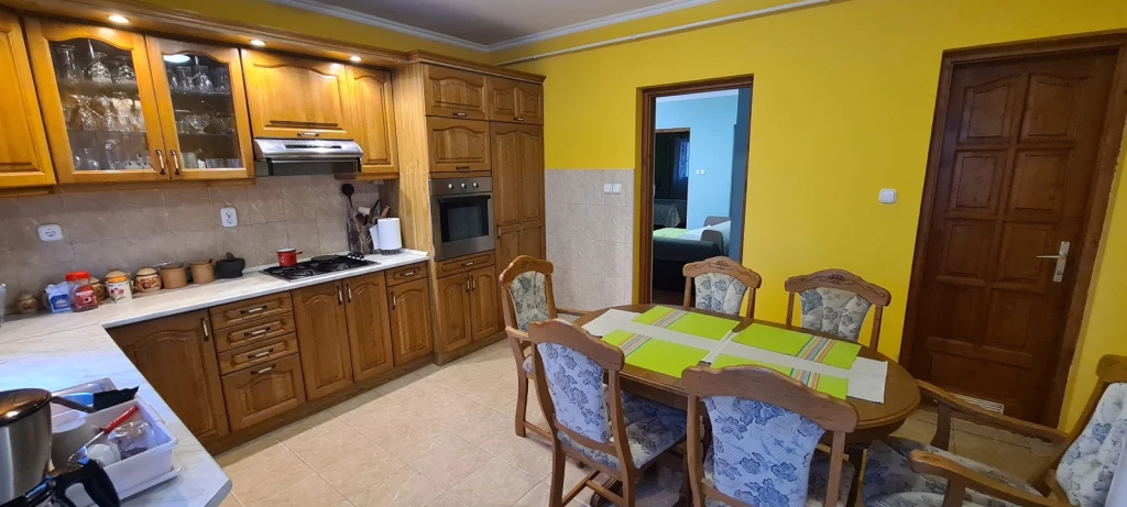 NYÍREGYHÁZA NYÍRSZŐLŐSON 2 SZOBA +NAPPALIS TÉGLAÉPÍTÉSŰ CSALÁDI HÁZ, GARÁZZSAL ELADÓ.