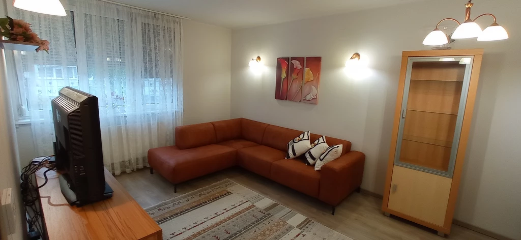 NYÍREGYHÁZÁN AZ ARANY J. UTCÁN 2 SZOBÁS, BÚTOROZOTT, GÉPESÍTETT LAKÁS, HOSSZÚTÁVRA KIADÓ.
