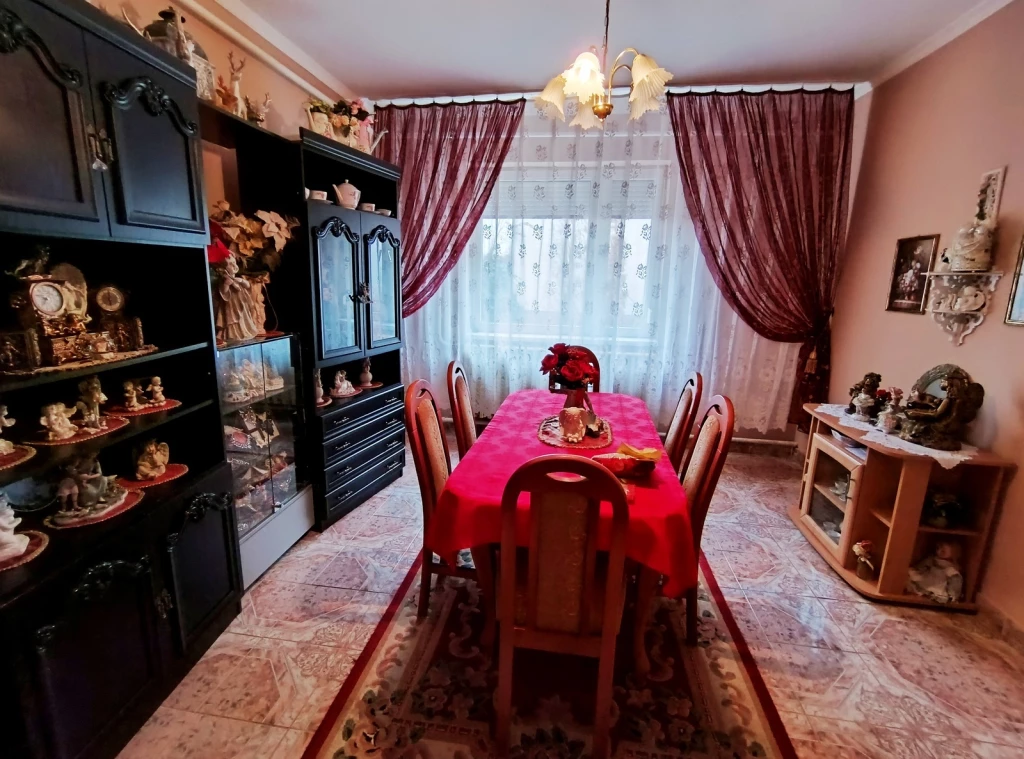 NYÍREGYHÁZA OROSON 4 SZOBA+NAPPALIS, DUPLA KOMFORTOS CSALÁDI HÁZ ELADÓ.