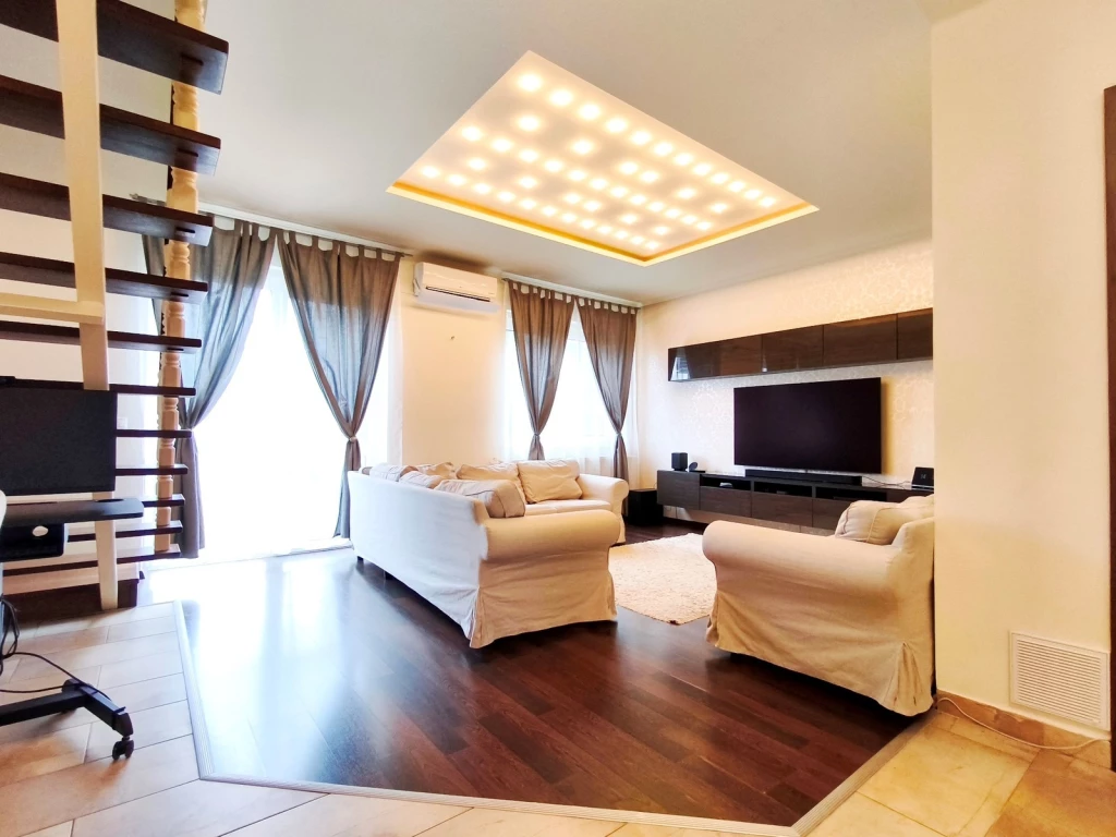 NYÍREGYHÁZÁN A CSIPKE UTCÁN 1. EMELETI, ERKÉLYES, MODERN BELSŐSZINTES LAKÁS, 2 ÁLLÁSOS GARÁZZSAL ELADÓ.