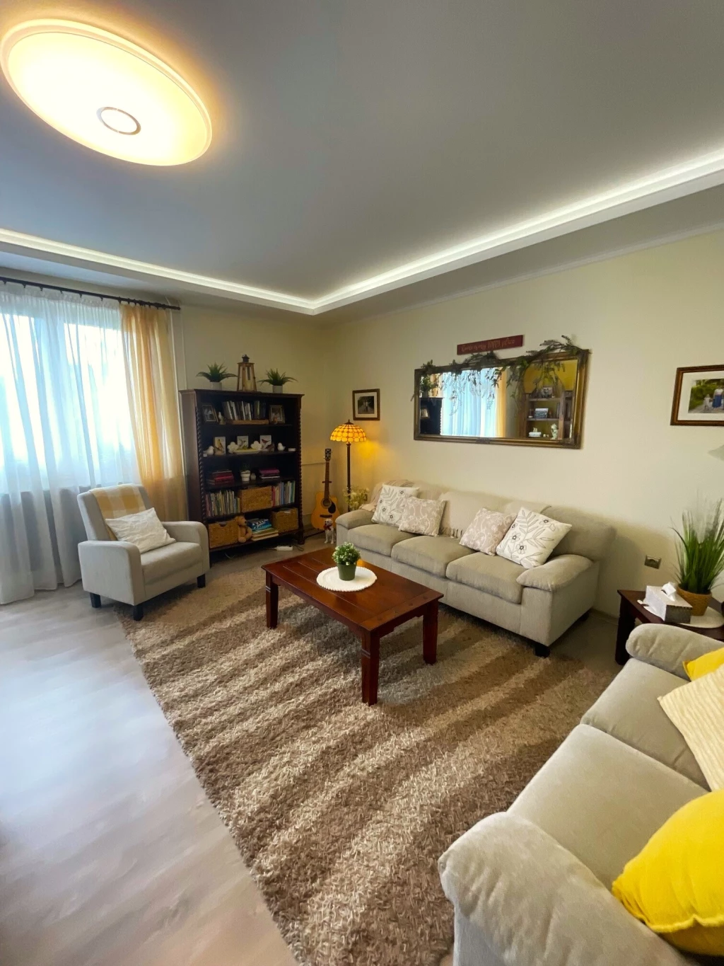 NYÍREGYHÁZA BELVÁROSÁBAN 160 NM-ES 5 SZOBA+NAPPALIS, BELSŐSZINTES LAKÁS, GARÁZZSAL ELADÓ