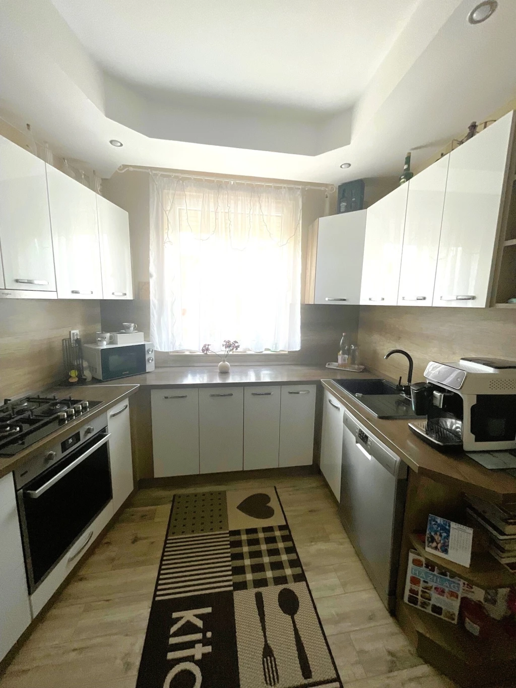 Nyíregyházán, Univerzum Üzletház Közelében, Nappali+3 Szobás, ELSŐ EMELETI Lakás Eladó!