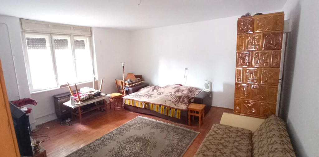 SÁGVÁRI KERTVÁROSBAN 2 SZOBÁS KIS ALAPTERŰ IKERHÁZ ELADÓ.