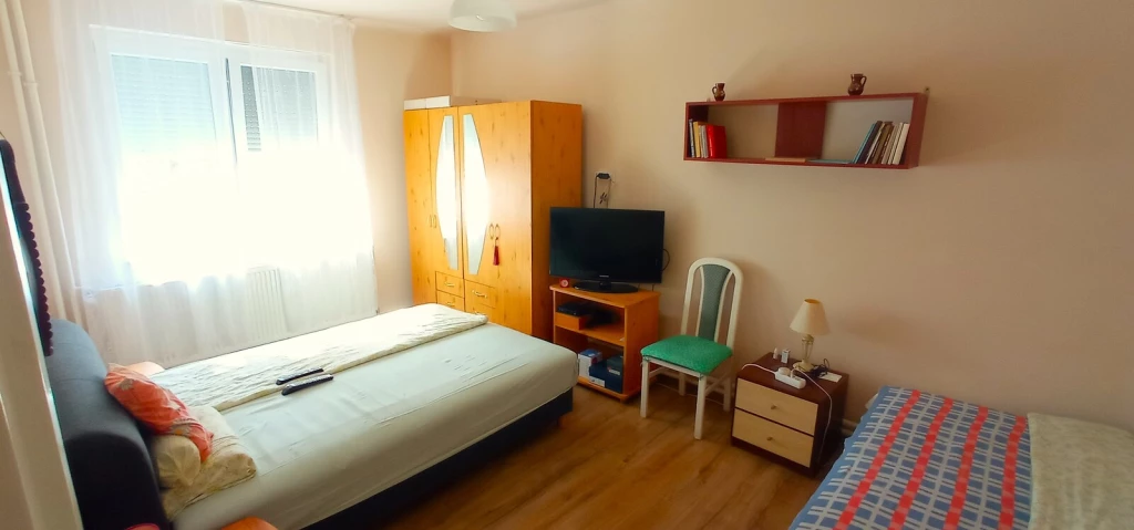 NYÍREGYHÁZÁN A KÓRHÁZ KÖZELÉBEN 1 EMELETI 2 SZOBÁS LAKÁS, GARÁZZSALELADÓ.