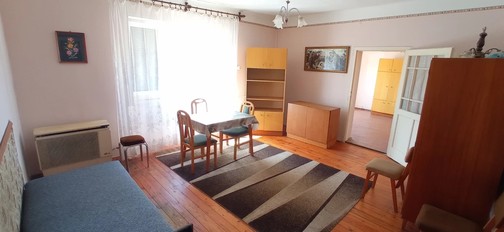 KÁLLÓSEMJÉN KÖZPONTJÁNAK KÖZELÉBEN, 2 SZOBÁS CSALÁDI HÁZ, ALKUKÉPES ÁRON ELADÓ.