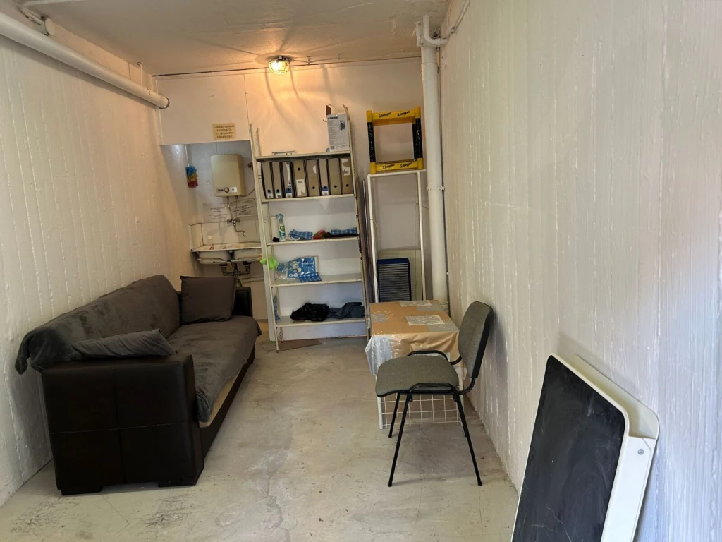 Nyíregyházán 15 nm-es üzletté nyilvánított garázs eladó!