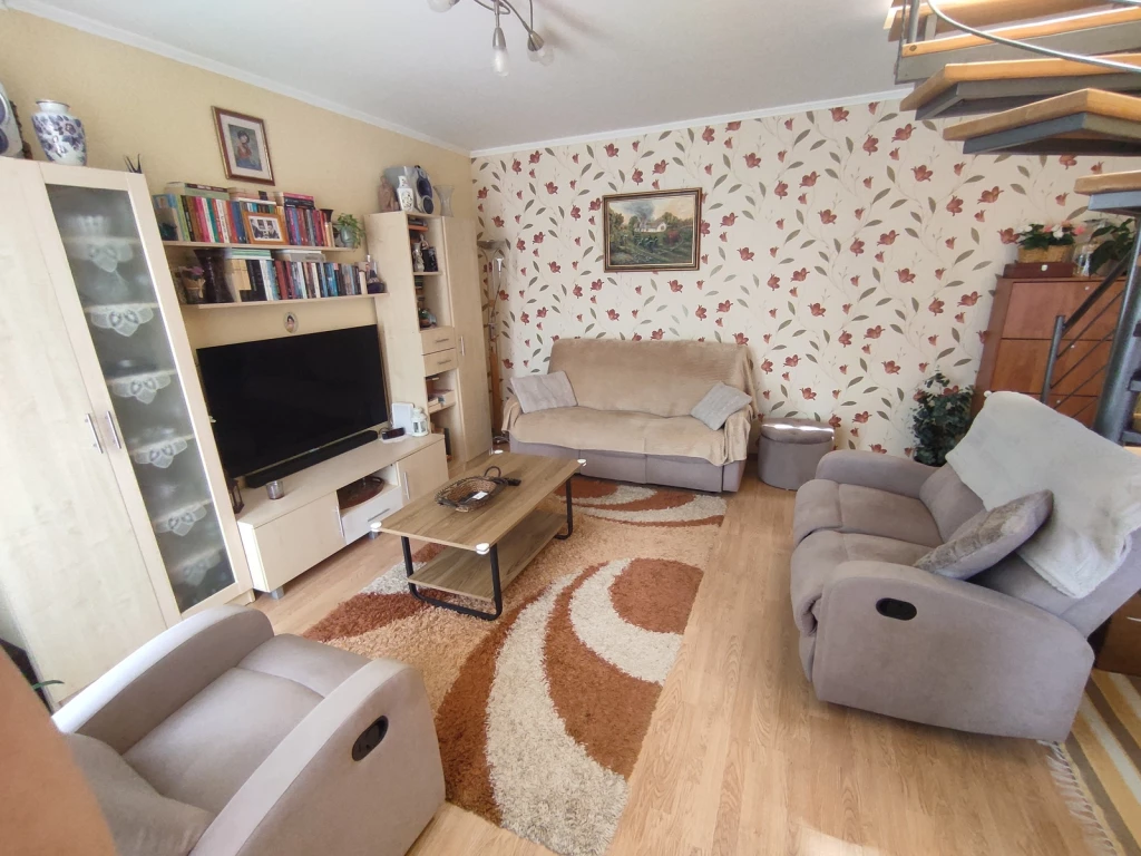 Nappali+ 3+1 szobás, 2. emeleti, belső szintes lakás eladó!