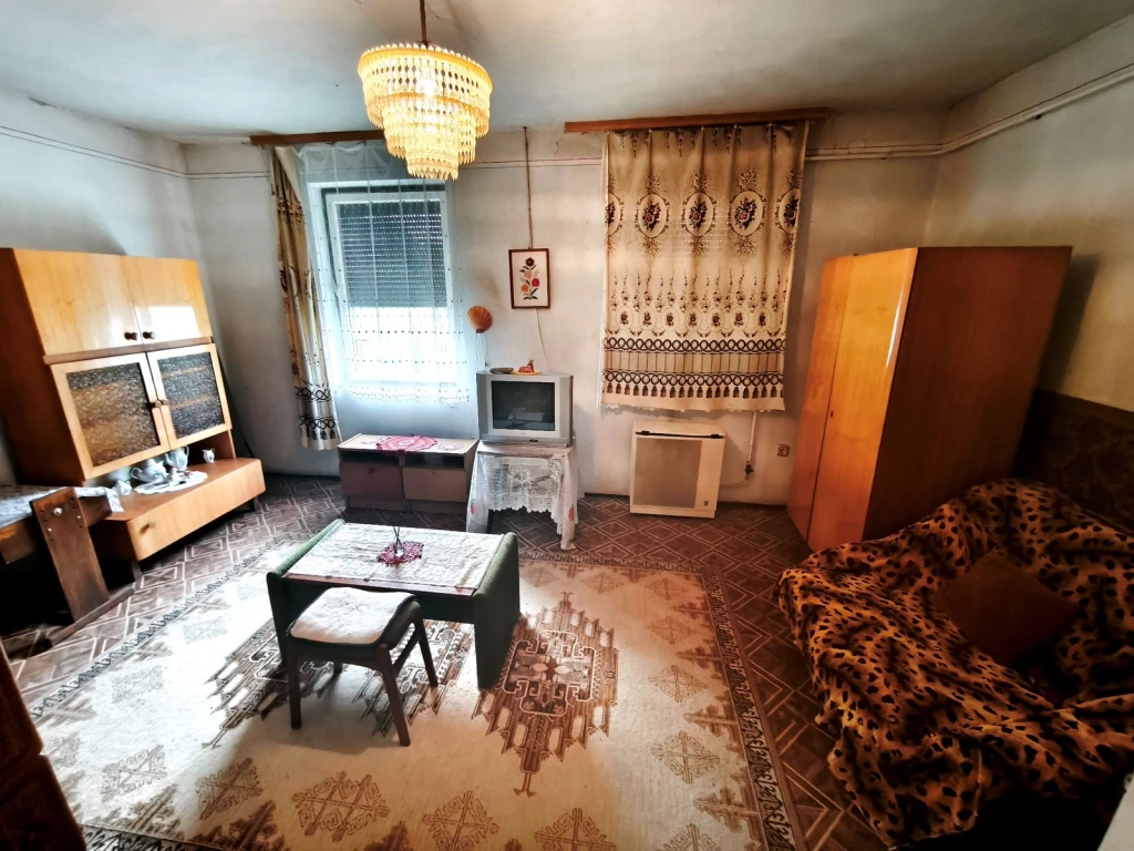 Buj, központ közelében 2 szoba + étkezős családi ház, 1300 nm-es telekkel eladó!