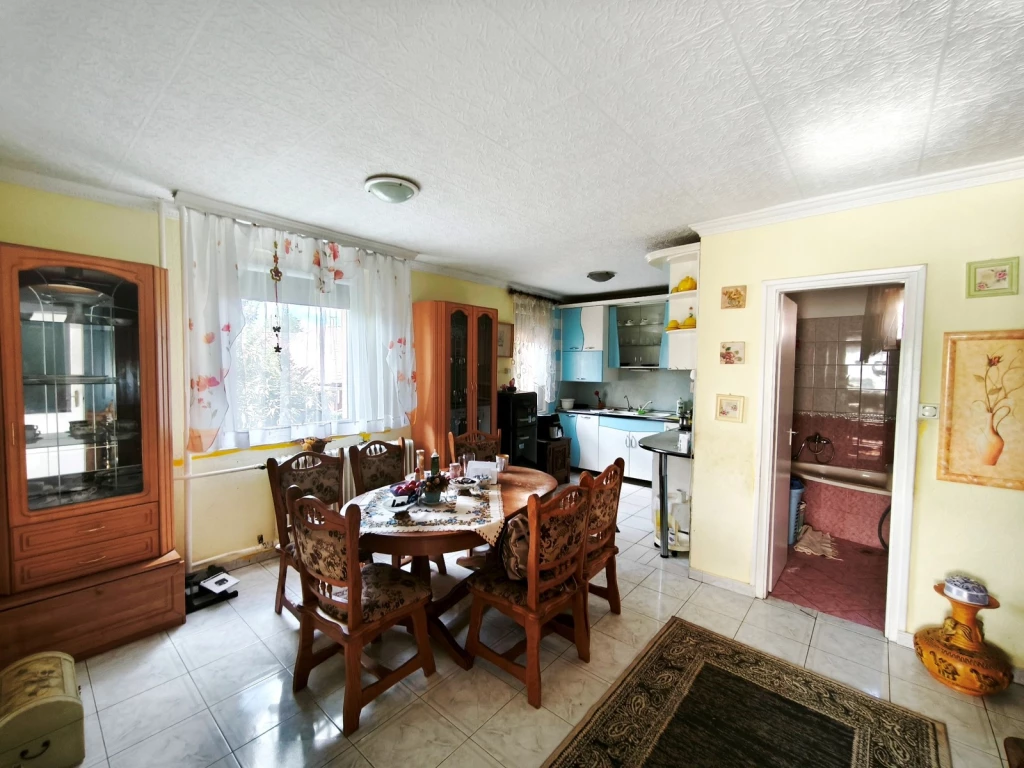 Császárszállás,  nappali + 2  szobás családi ház eladó!