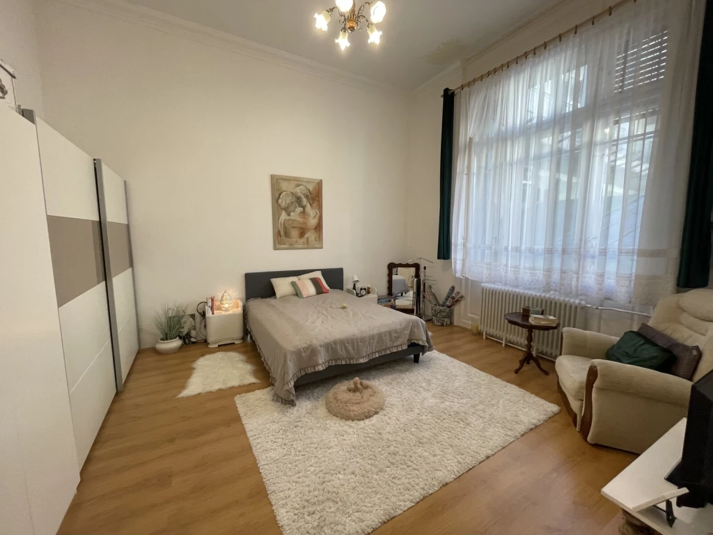 Nyíregyháza abszolút belvárosában, polgári típusú tágas lakás ELSŐ EMELETEN ELADÓ!