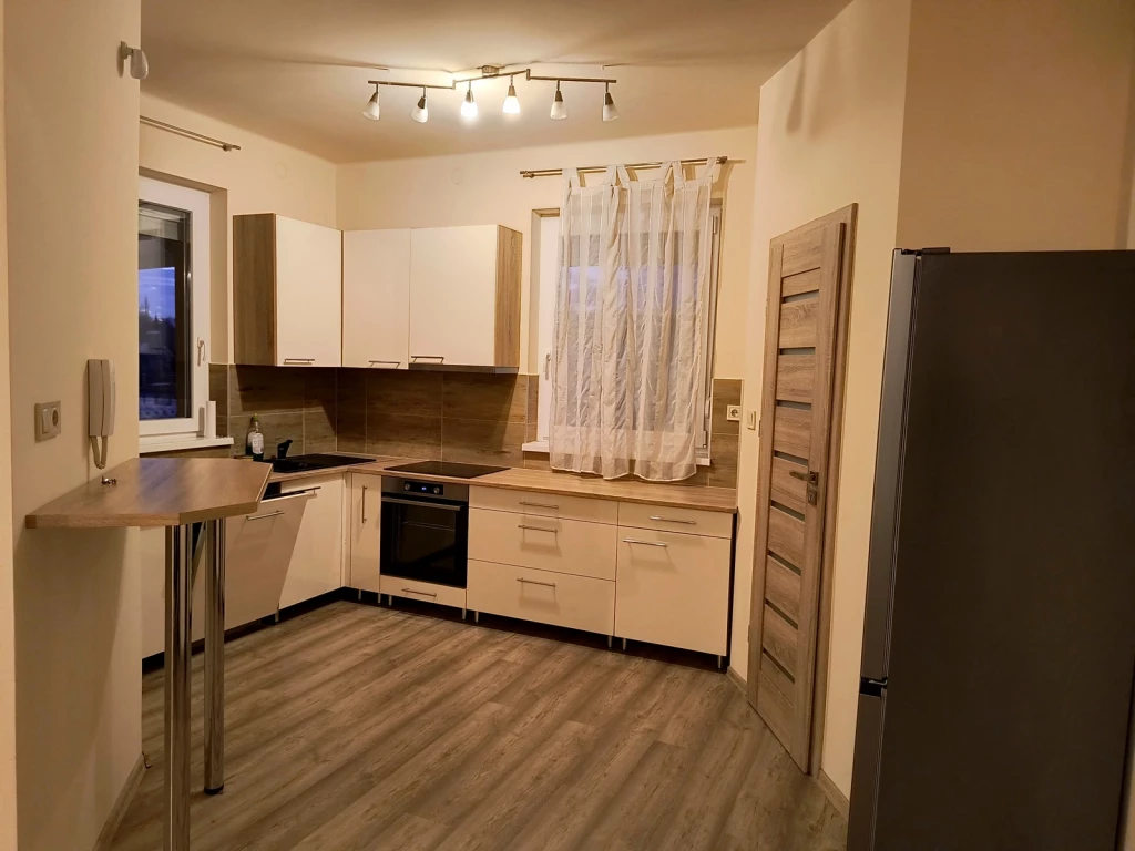 Nyíregyháza, Korányi F. utcában 3 szoba+ nappalis, részben bútorozott családi ház kiadó!