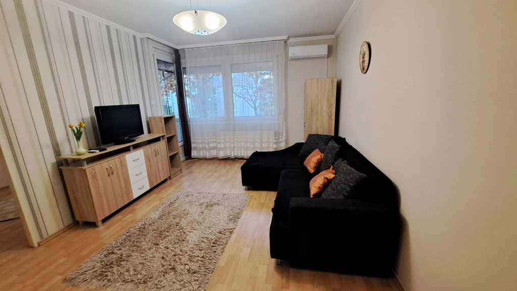 Belvárosi erkélyes, jó állapotú, 1.emeleti, 2 szoba, nappalis lakás eladó!