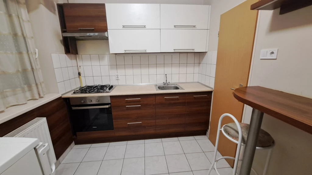 Nyíregyháza, Belvárosban a Vasvári P. utcában 2 szoba+ nappalis, első emeleti lakás eladó!