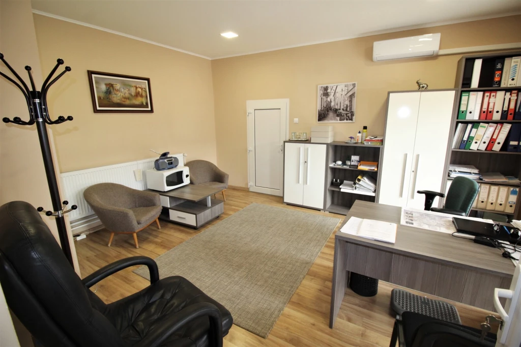 NAGYKÁLLÓBAN 704 NM-ES MŰANYAG NYÍLÁSZÁRÓ GYÁRTÓ ÜZEM IRODÁVAL ELADÓ