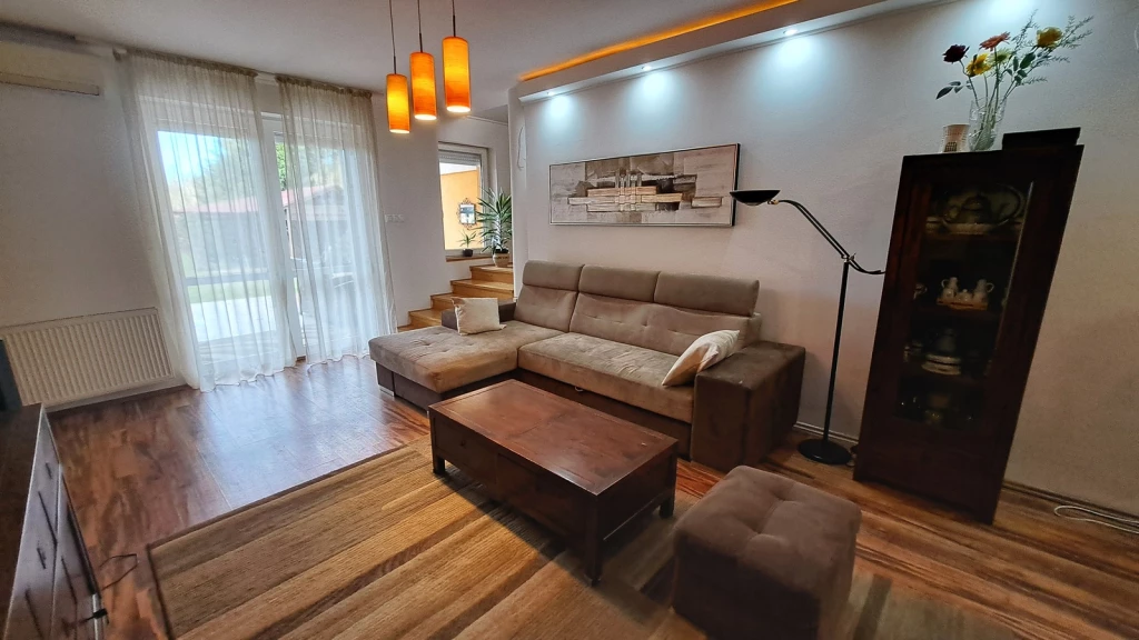 Kertvárosi ikerház nagy telekkel eladó!