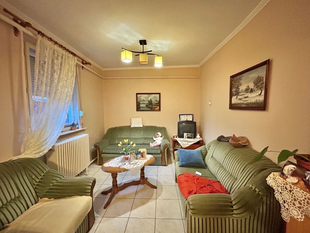 Nyíregyházán, Báthory Lkp. Peremén Nappali+2 Szobás Családi Ház, Külön Lakrésszel Eladó!