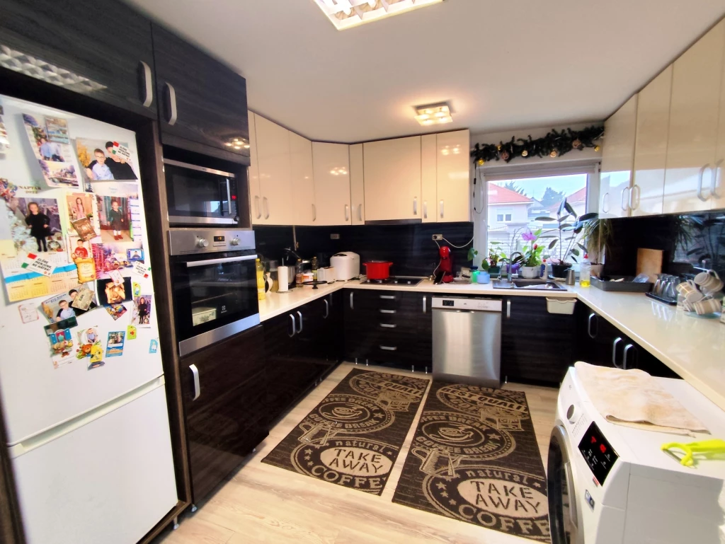 Nyíregyháza - Borbánya, Szíjgyártó utcában két generációnak is megfelelő CSALÁDI HÁZ ELADÓ!