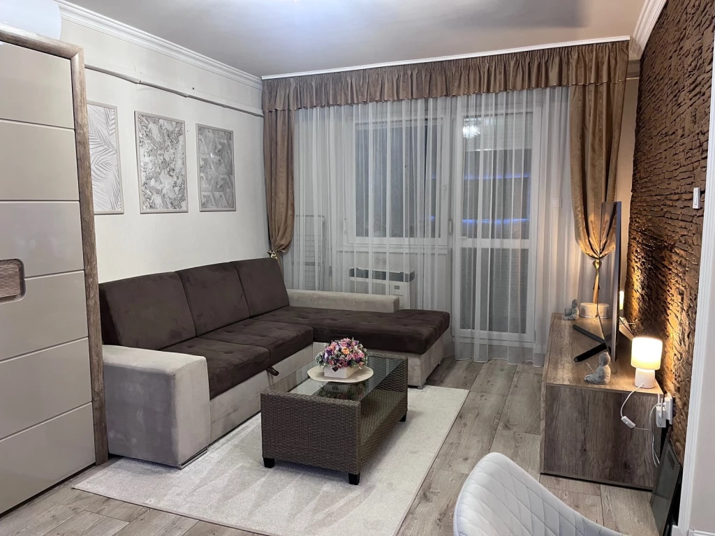 Nyíregyházán, Malomkertben, Felújított, Nappali+2 Szobás, Nagy Loggiás Lakás Eladó!