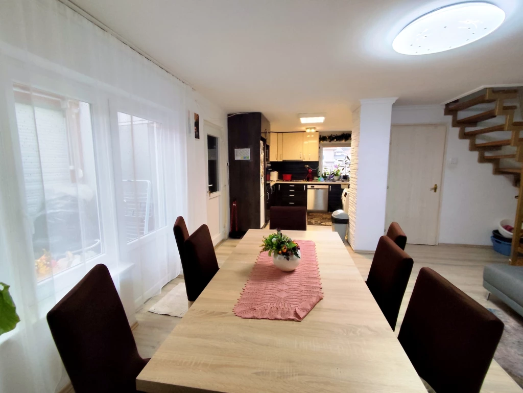 Másolt - Nyíregyháza - Borbánya, Szíjgyártó utcán két generációnak is megfelelő CSALÁDI HÁZ ELADÓ!