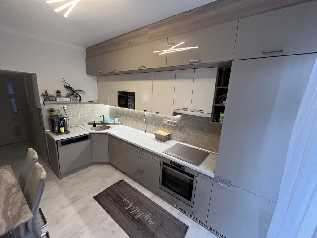 Nyíregyháza - Borbánya kedvelt utcájában, 2 nappalis + 3 szobás, FELÚJÍTOTT CSALÁDI HÁZ ELADÓ!