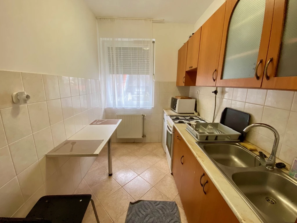 Nyíregyháza, Belvárosban 1 szoba + nappalis, bútorozott, gépesített lakás kiadó!