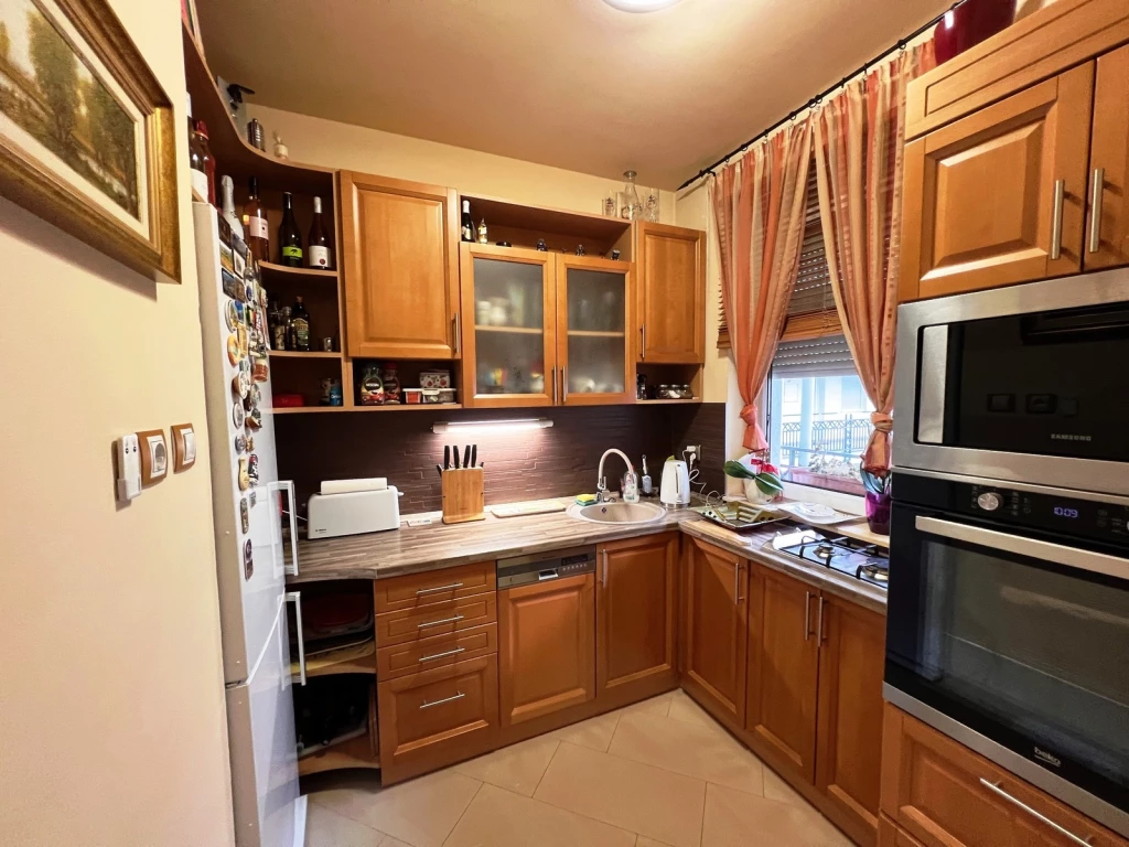 NYÍREGYHÁZA KORÁNYI KERTVÁROSBAN ELSŐ EMELETI LAKÁS ELADÓ!