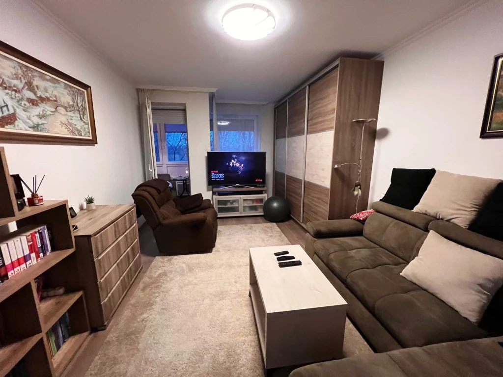 Felújított állapotú, Nappali + 2 szobás, erkélyes, 2. emeleti lakás eladó!