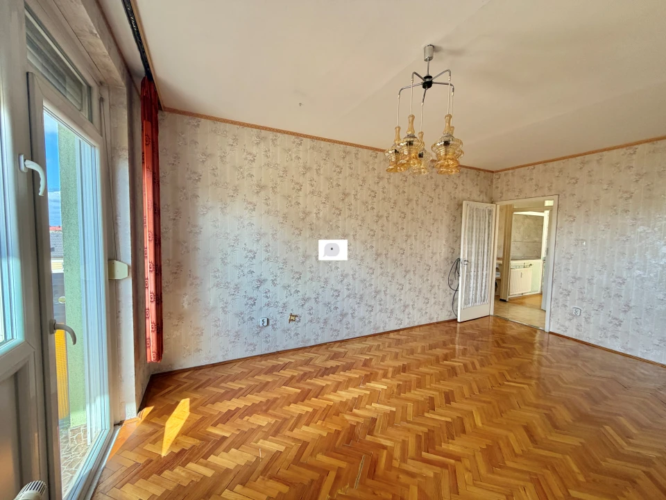 Azonnal birtokba vehető Nagy konyha-étkezős, 2 szobás, erkélyes lakás eladó!