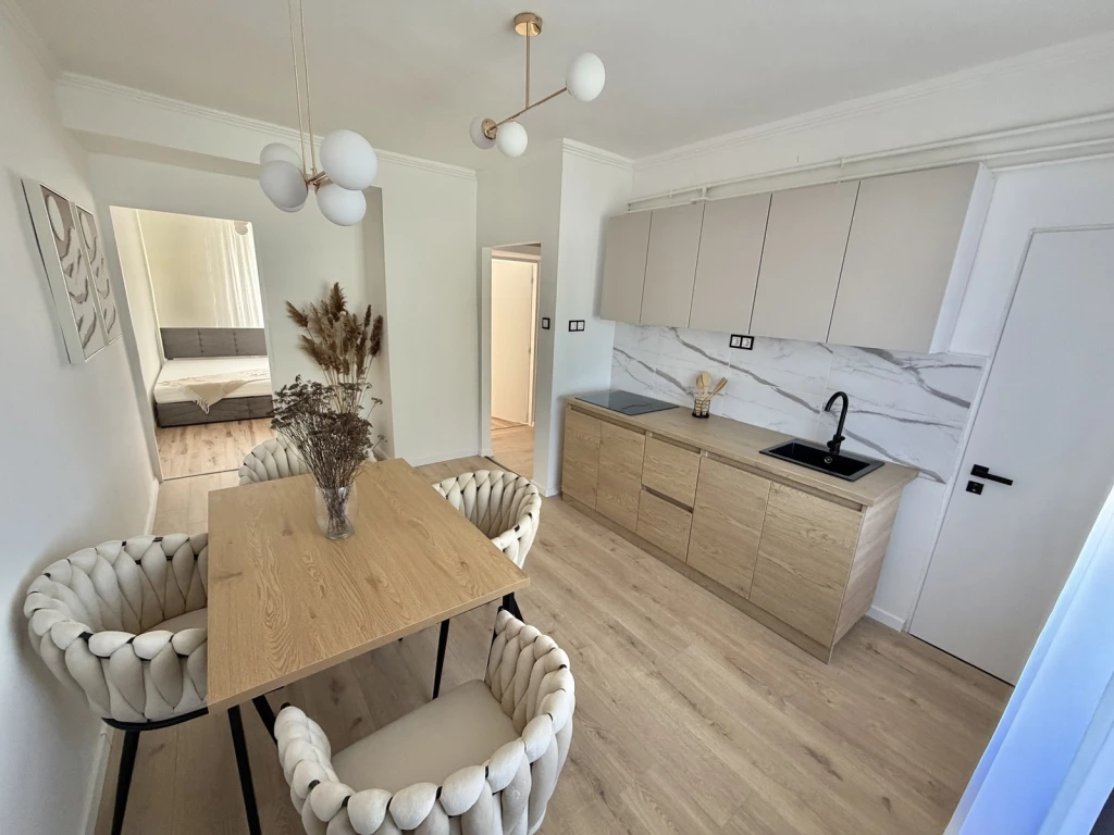 Felújított állapotú, Nappali +2 szobás, erkélyes, 2. emeleti lakás, Bútorzattal és garázzsal együtt eladó!