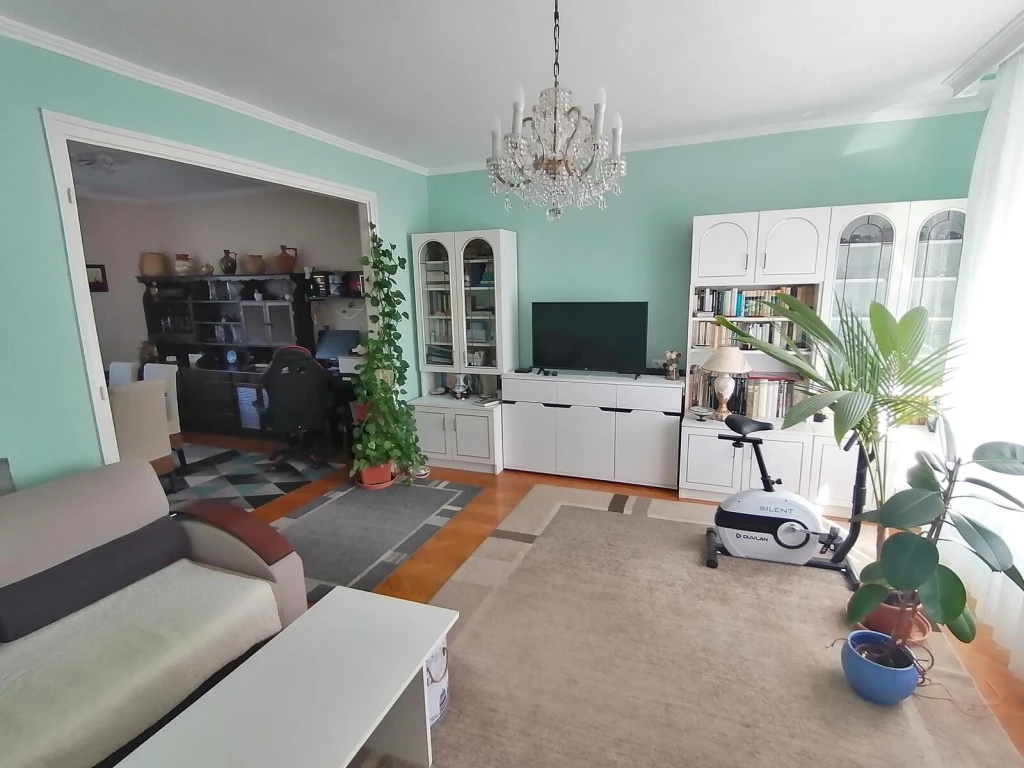 NYÍREGYHÁZA, SÓSTÓI ÚT KÖZELÉBEN SZINTES, 2 SZOBA+NAPPALIS SORHÁZ SZÉP ÁLLAPOTBAN ELADÓ