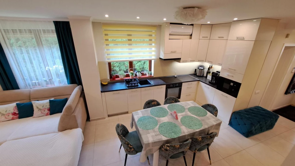 Nyíregyháza-Oros kivezető részén igényes családi ház eladó!