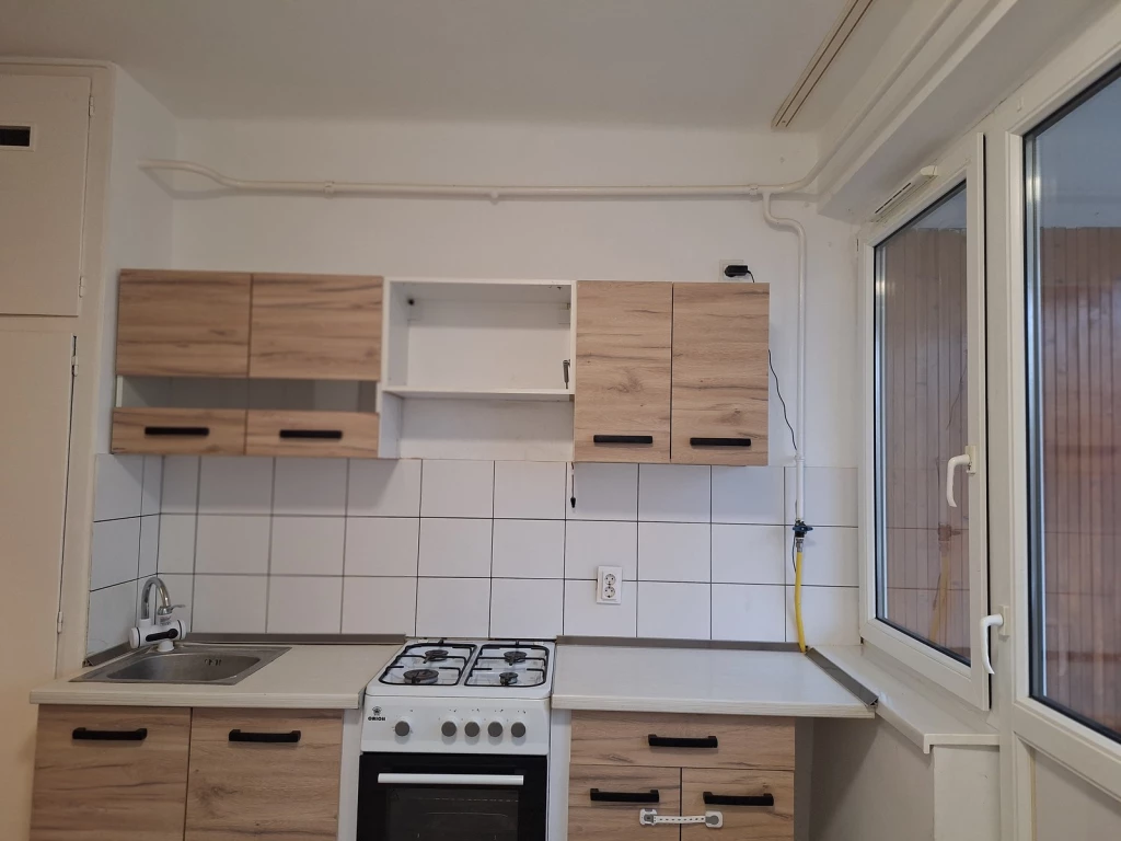 NYÍREGYHÁZA ERDEI TORNAPÁLYA KÖZELÉBEN ERKÉLYES, TÉGLA ÉPÍTÉSŰ LAKÁS ELADÓ!