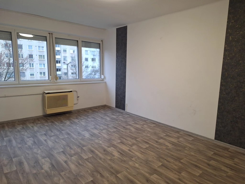 Erdei Tornapálya közelében 1+2 szobás, erkélyes, Azonnal birtokba vehető lakás eladó!