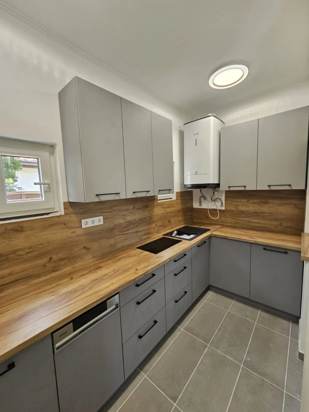 IGÉNYESEN, SZÉPEN FELÚJÍTOTT TISZALÖKI NYARALÓ SAJÁT STÉGGEL ELADÓ