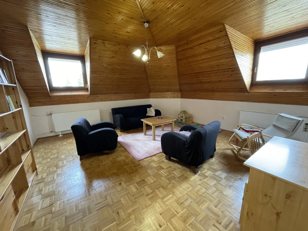 Ságvári kertvárosban 3 szobás,  2. emeleti lakás eladó!