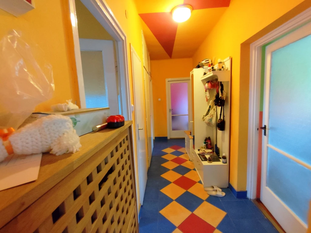 Nyíregyháza - Belváros, 3 szobás nagy lakás téglaépítésű társasházban, GARÁZZSAL eladó!