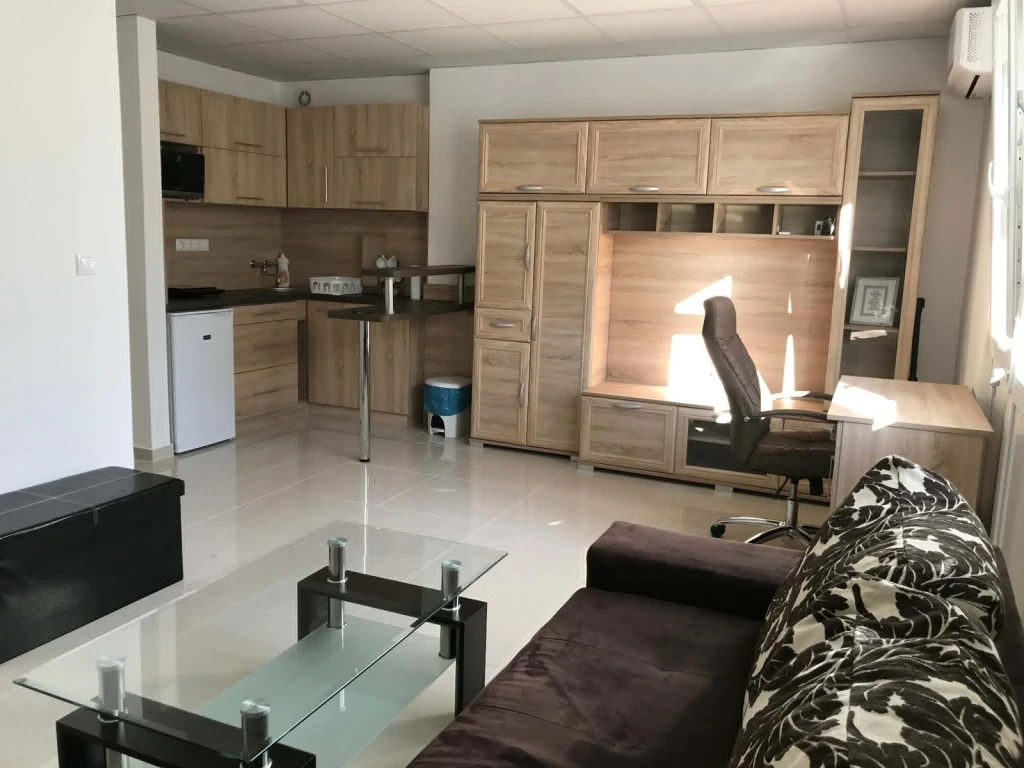 Nyíregyháza, Jósaváros szélén FELÚJÍTOTT LAKÁS, téglaépítésű társasházban, ELSŐ EMELETEN eladó!