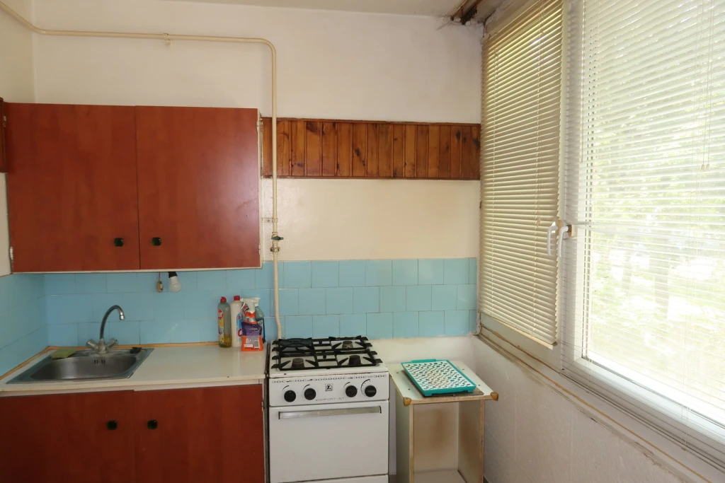 Nyíregyháza, Búza térhez közel 2 szobás, első emeleti, felújítandó állapotú lakás eladó!