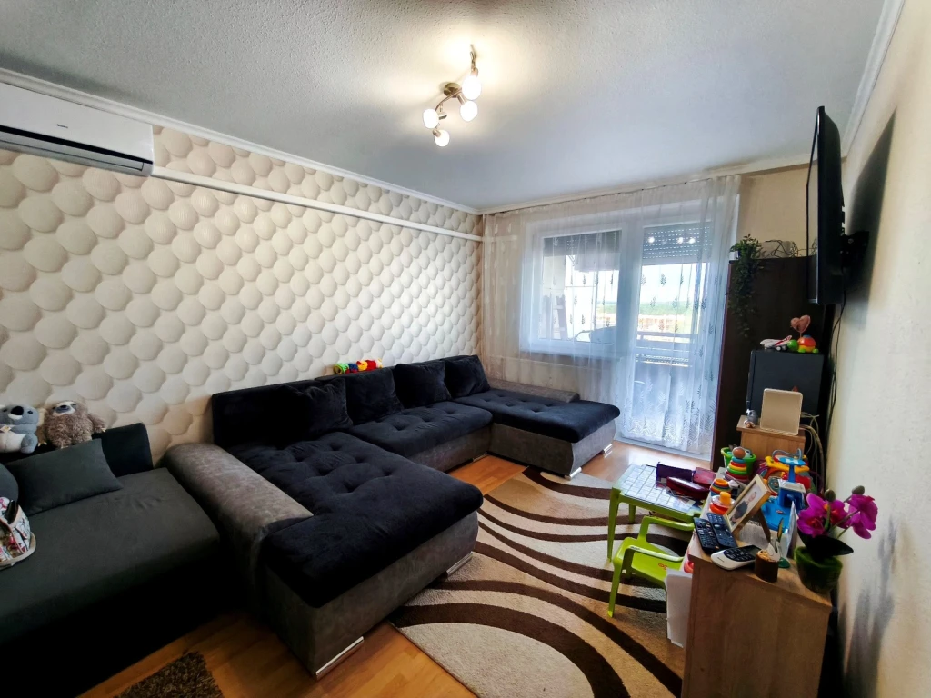 Örökösföldön Nappali + 2 szobás, erkélyes lakás eladó!