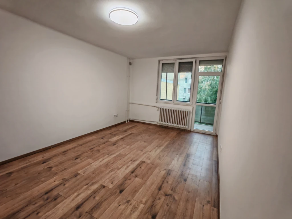 Teljeskörűen felújított, Nappali + 1 szobás, erkélyes lakás eladó!