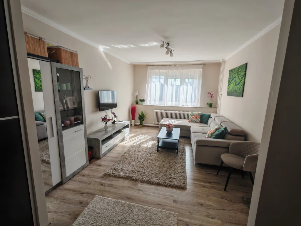Nyíregyháza-Belváros, első emeleti, felújított 55 m2-es lakás eladó