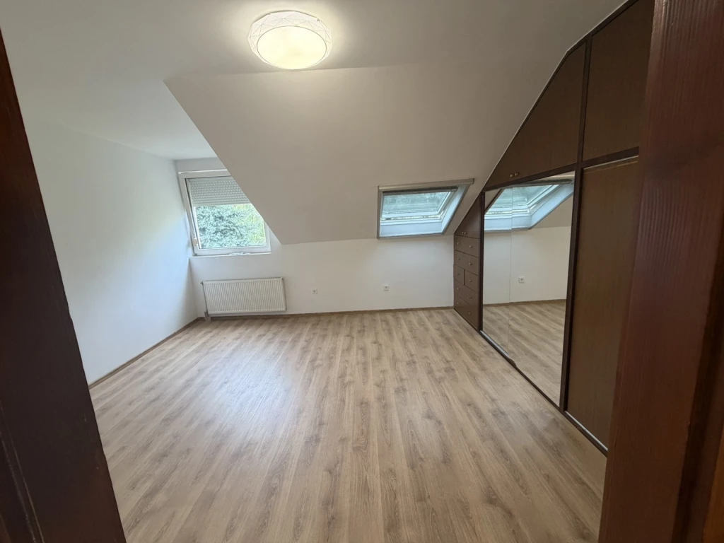 NYÍREGYHÁZA KEDVELT RÉSZÉN A KORÁNYI KERTVÁROSBAN ELADÓ FELÚJÍTOTT, 117 m²-ES TÁGAS SORHÁZ, 3 SZOBÁVAL ÉS GARÁZZSAL