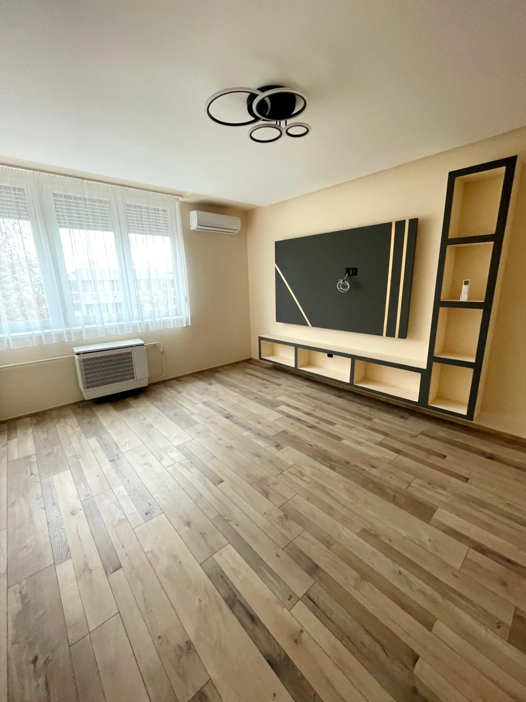 Nyíregyháza Szarvas utca közelében 2 szobás felújított lakás eladó szigetelt társasházban