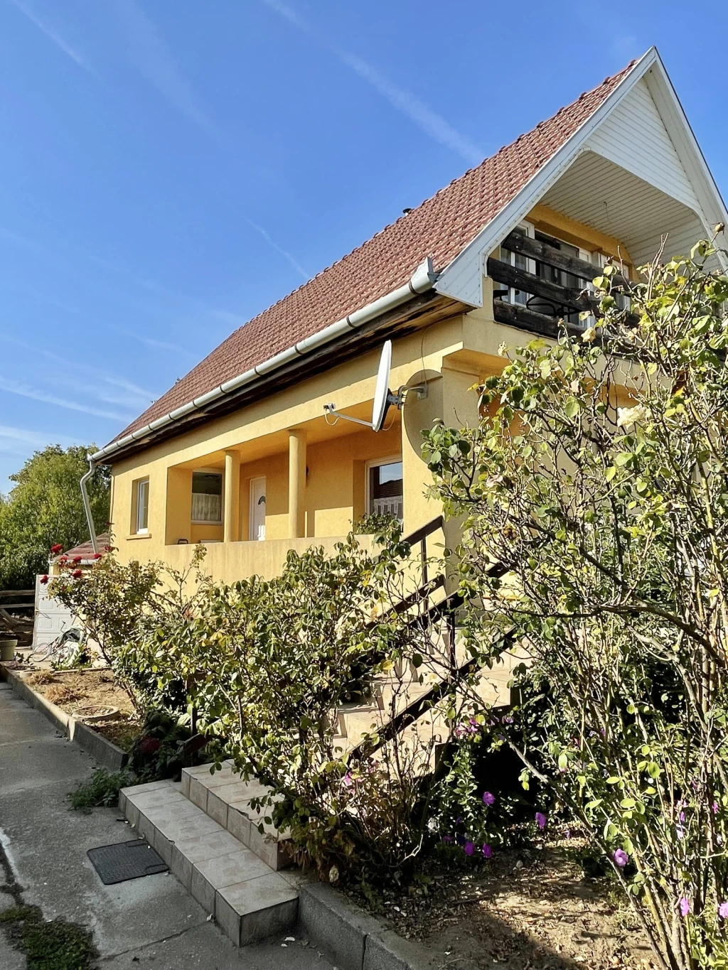 NYÍREGYHÁZÁN, KERTVÁROSBAN, 67 M2-ES CSALÁDI HÁZ GARÁZZSAL, KERTTEL ELADÓ!