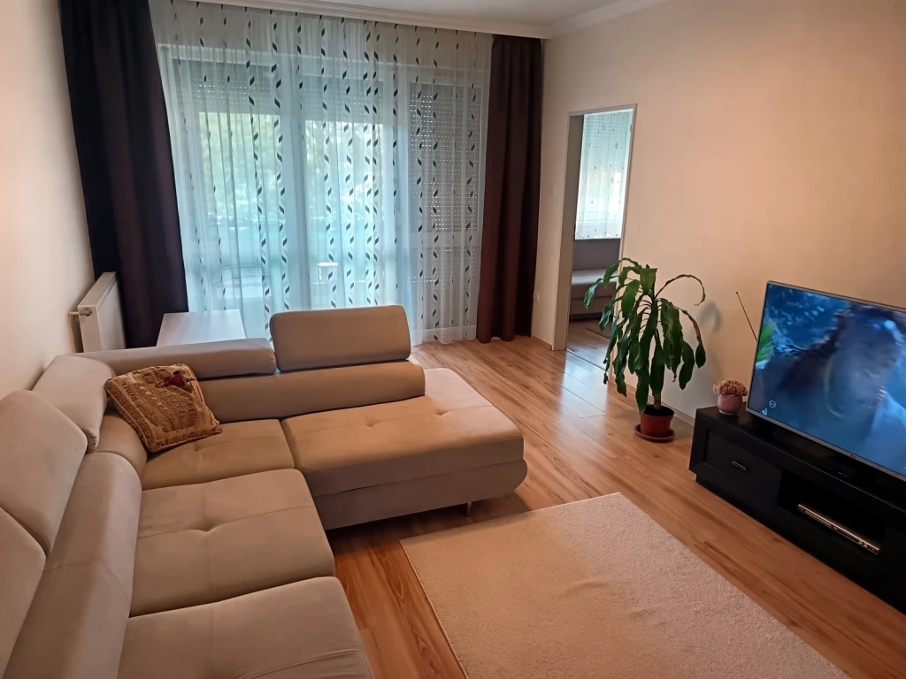 Nyíregyházán, a Damjanich lakóparkban, téglaépítésű, erkélyes, nappali + 2 szobás lakás eladó